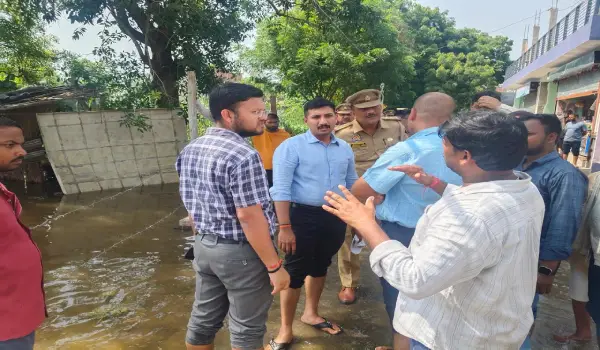 लखनऊ के बाढ़ प्रभावित इलाकों में नाव से पहुंचे डीएम
